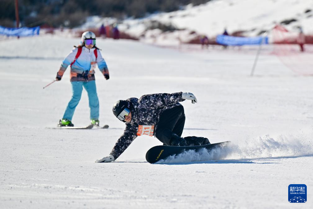 乌鲁木齐中小学生滑雪马拉松开赛